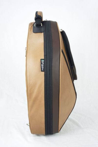 Cover in leather light brown and dark brown with embroidery logo