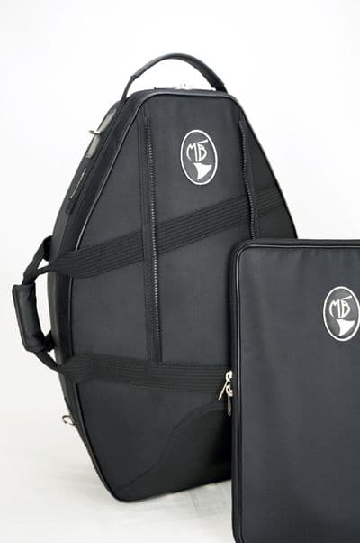 Frente do estojo externo com pasta para partitura com sistema de zíper destacável
