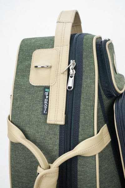 Possíveis opções: Pasta para partitura fixada com sistema de zíper destacável (custo extra) - cores: nylon em verde catiônico e todos os detalhes em couro bege com logo de metal