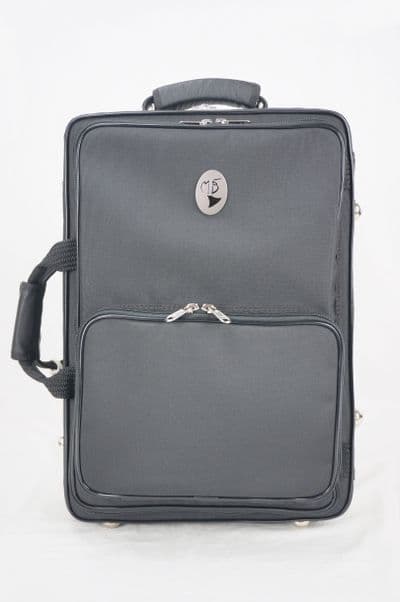 Capa em nylon preto e logo metal