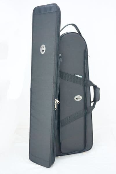 Capa em nylon preto e logo metal