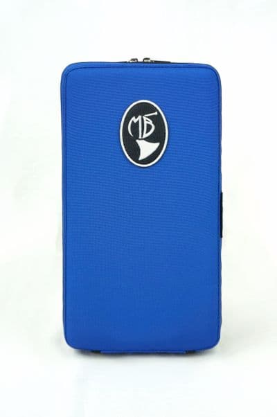 Capa em nylon azul royal e logo bordado