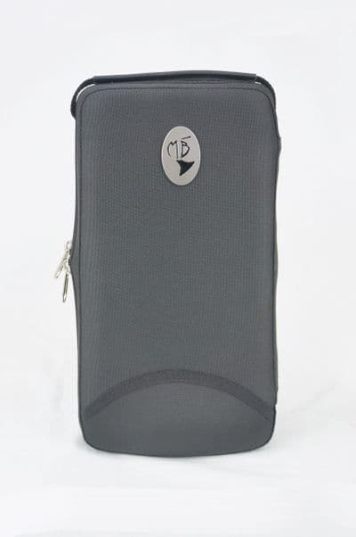 Capa em nylon preto e logo metal