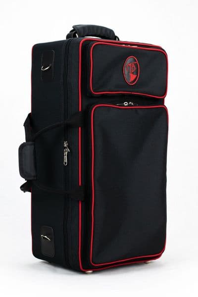 Estojo em nylon preto com vivo e logo MB vermelho