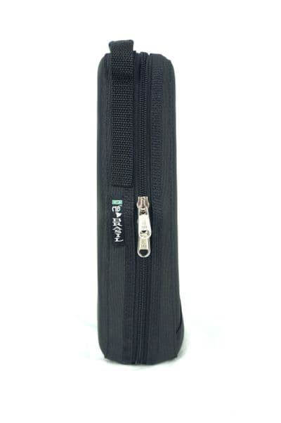 Capa em nylon preto e logo metal