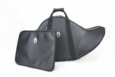Capa em couro preto e logo metal