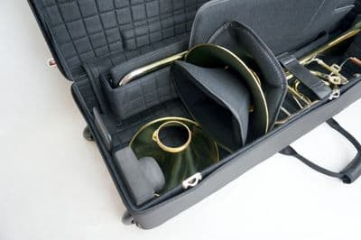 Detalhe da campana desmontável do trombone