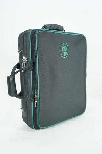 Capa em nylon preto e vivo nylon verde escuro com logo bordado