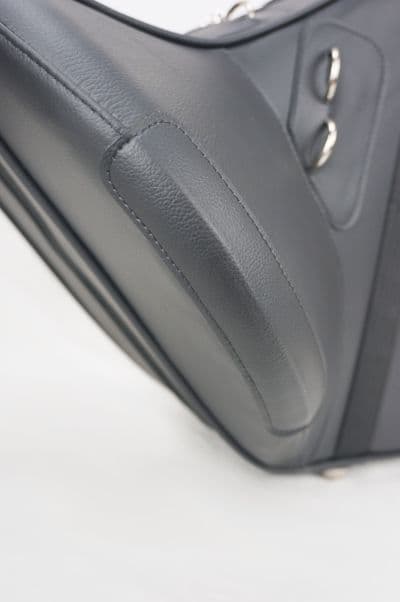 Capa em couro preto e logo metal