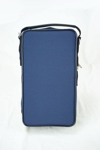 Capa em nylon azul e logo metal