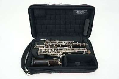 Internal case of oboe with instrument