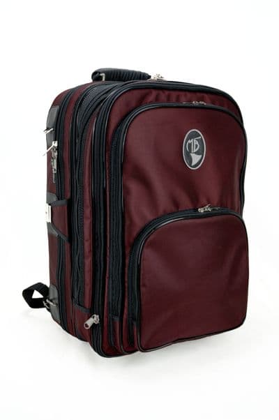 Frente e lado do estojo com mochila acoplada
