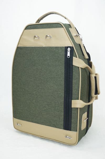 Possíveis opções: Pasta para partitura fixada com sistema de zíper destacável (custo extra) - cores: nylon em verde catiônico e todos os detalhes em couro bege com logo de metal