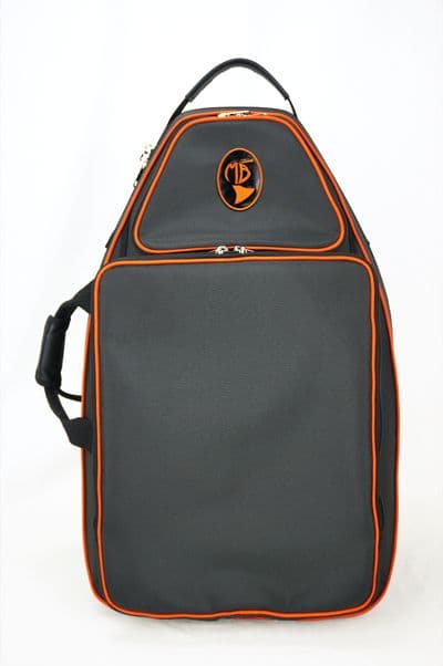 Capa em nylon preto e borda laranja e logo laranja com pasta para partitura fixada com sistema de zíper destacável (custo extra)