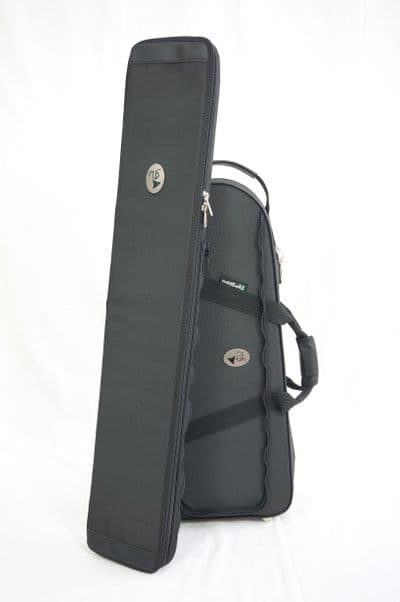 Capa em nylon preto e logo metal