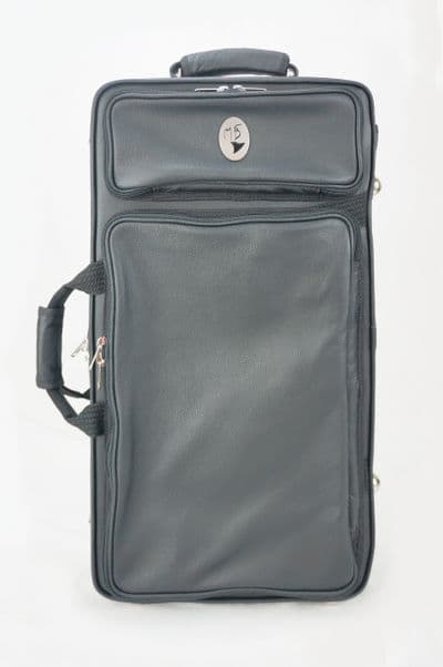 Cover in leather black with metal logo