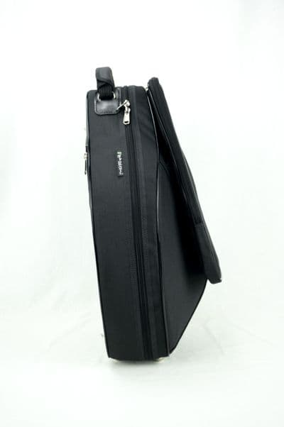 Capa em nylon preto e logo padrão com opcional pasta para partitura
