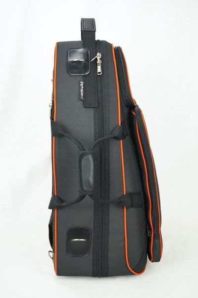Capa em nylon preto e borda laranja e logo laranja com pasta para partitura fixada com sistema de zíper destacável (custo extra)