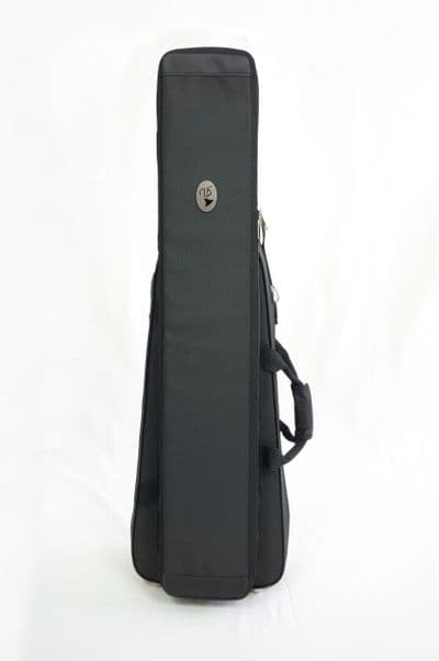 Capa em nylon preto e logo metal