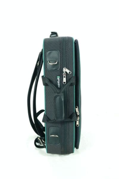 Capa em nylon preto e vivo nylon verde escuro com logo bordado
