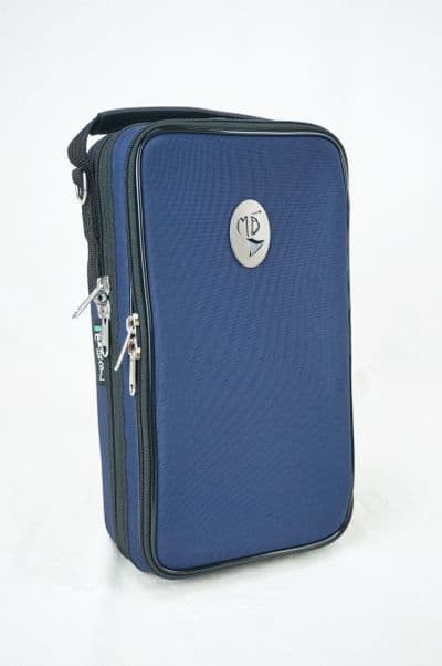 Capa em nylon azul e logo metal