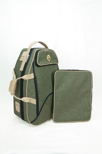 Possíveis opções: Pasta para partitura fixada com sistema de zíper destacável (custo extra) - cores: nylon em verde catiônico e todos os detalhes em couro bege com logo de metal
