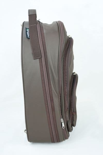 Cover in leather dark brown and metal logo