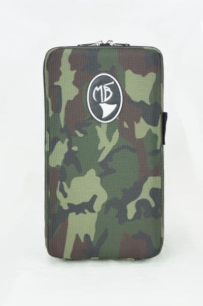 Capa em nylon camuflado com logo bordado