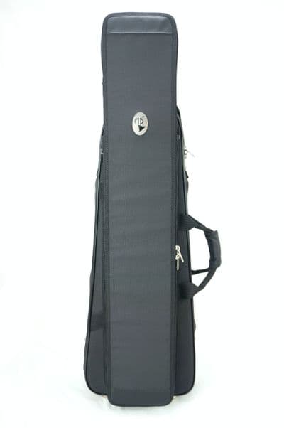 Capa em nylon preto e logo metal
