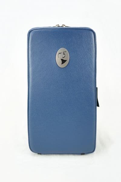 Capa em couro azul claro e logo metal
