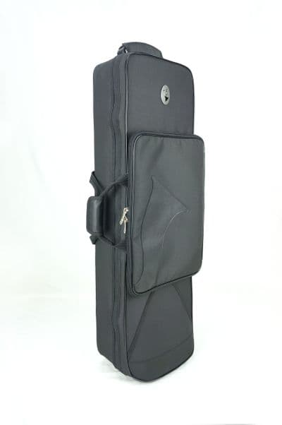 Capa em nylon preto e logo metal
