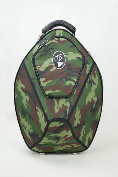 Capa em nylon camuflado e logo padrão