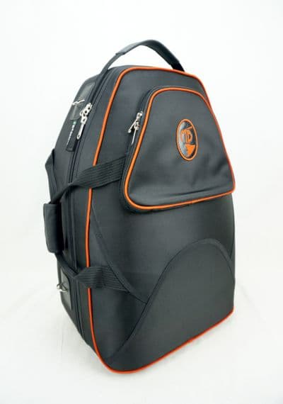 Capa em nylon preto com borda e logo laranja