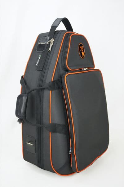 Capa em nylon preto e borda laranja e logo laranja com pasta para partitura fixada com sistema de zíper destacável (custo extra)