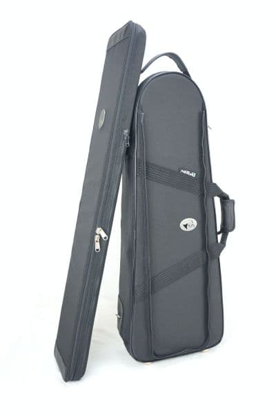 Capa em nylon preto e logo metal