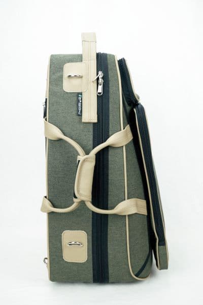 Possíveis opções: Pasta para partitura fixada com sistema de zíper destacável (custo extra) - cores: nylon em verde catiônico e todos os detalhes em couro bege com logo de metal