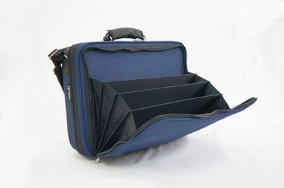 Capa em nylon azul com logo bordado azul e vivo nylon azul
