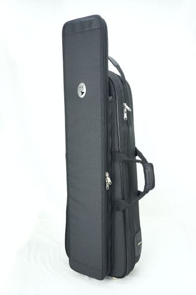 Capa em nylon preto e logo metal