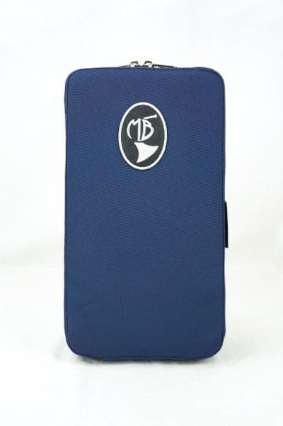 Capa em nylon azul e logo bordado