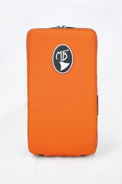 Capa em nylon laranja e logo bordado