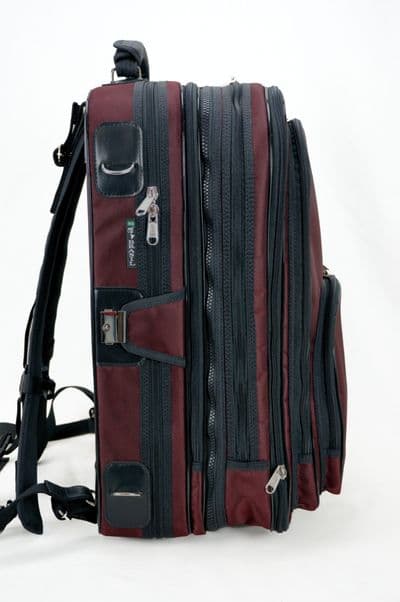 Lado do estojo com mochila acoplada
