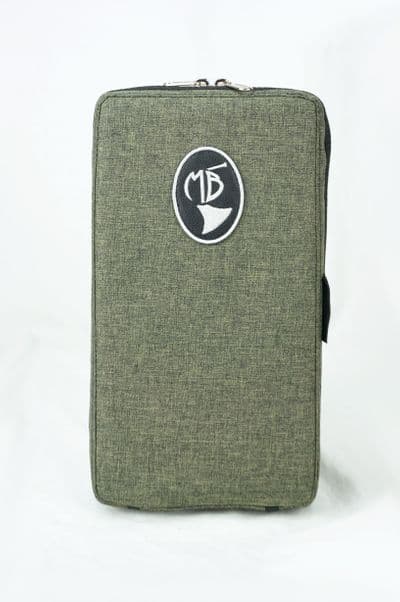 Capa em nylon verde catiônico e logo bordado