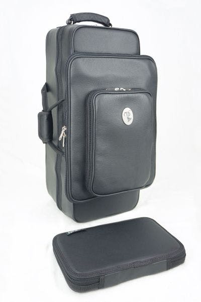 Cover in leather black with metal logo