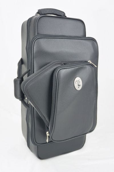 Cover in leather black with metal logo