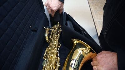 See the recommended way to use the case for barítone saxophone